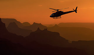 Grand Canyon hélicoptère au crépuscule